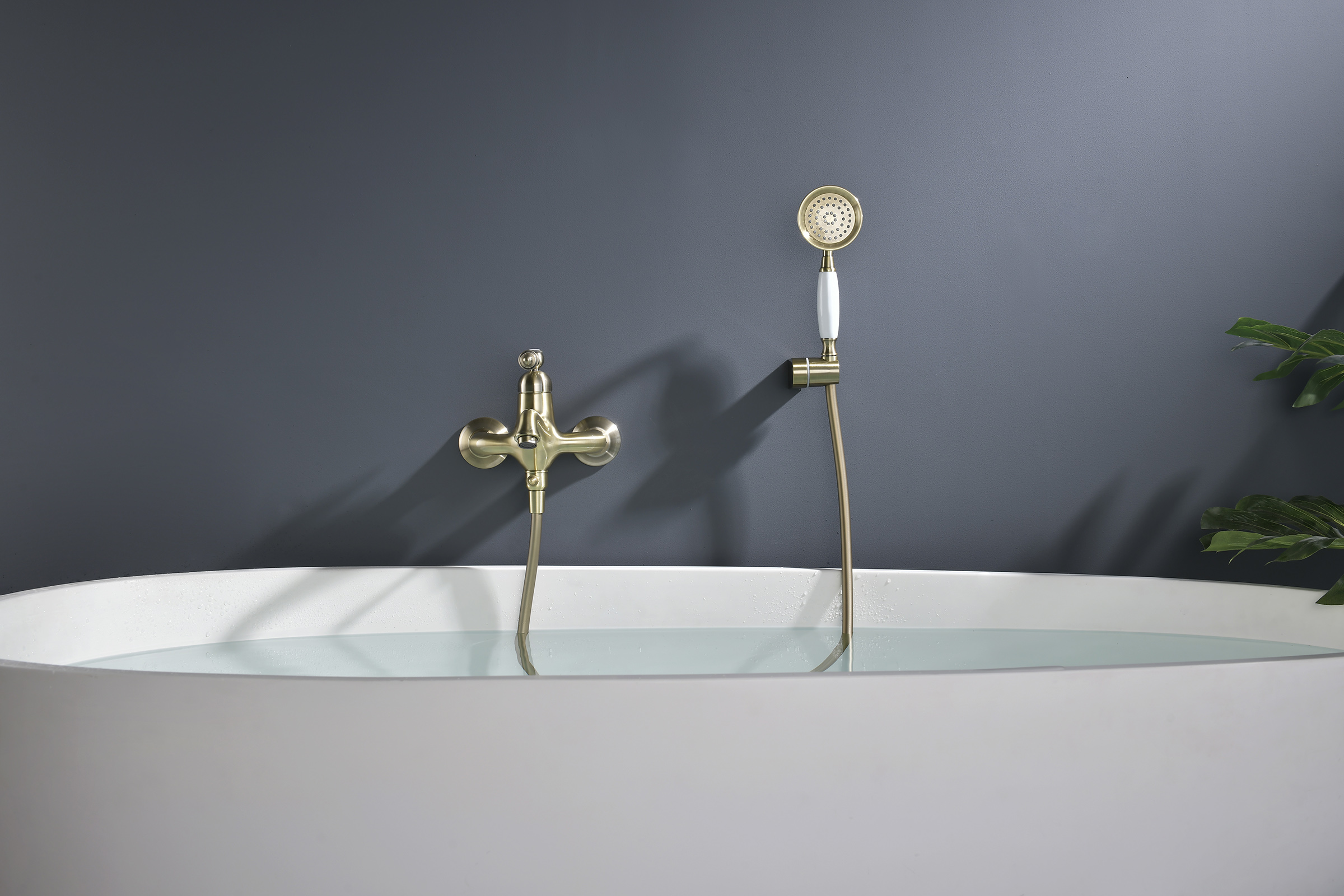 77131-D Смеситель од. для ванны кор. (БРОНЗА)  GANZER  (8/1шт)