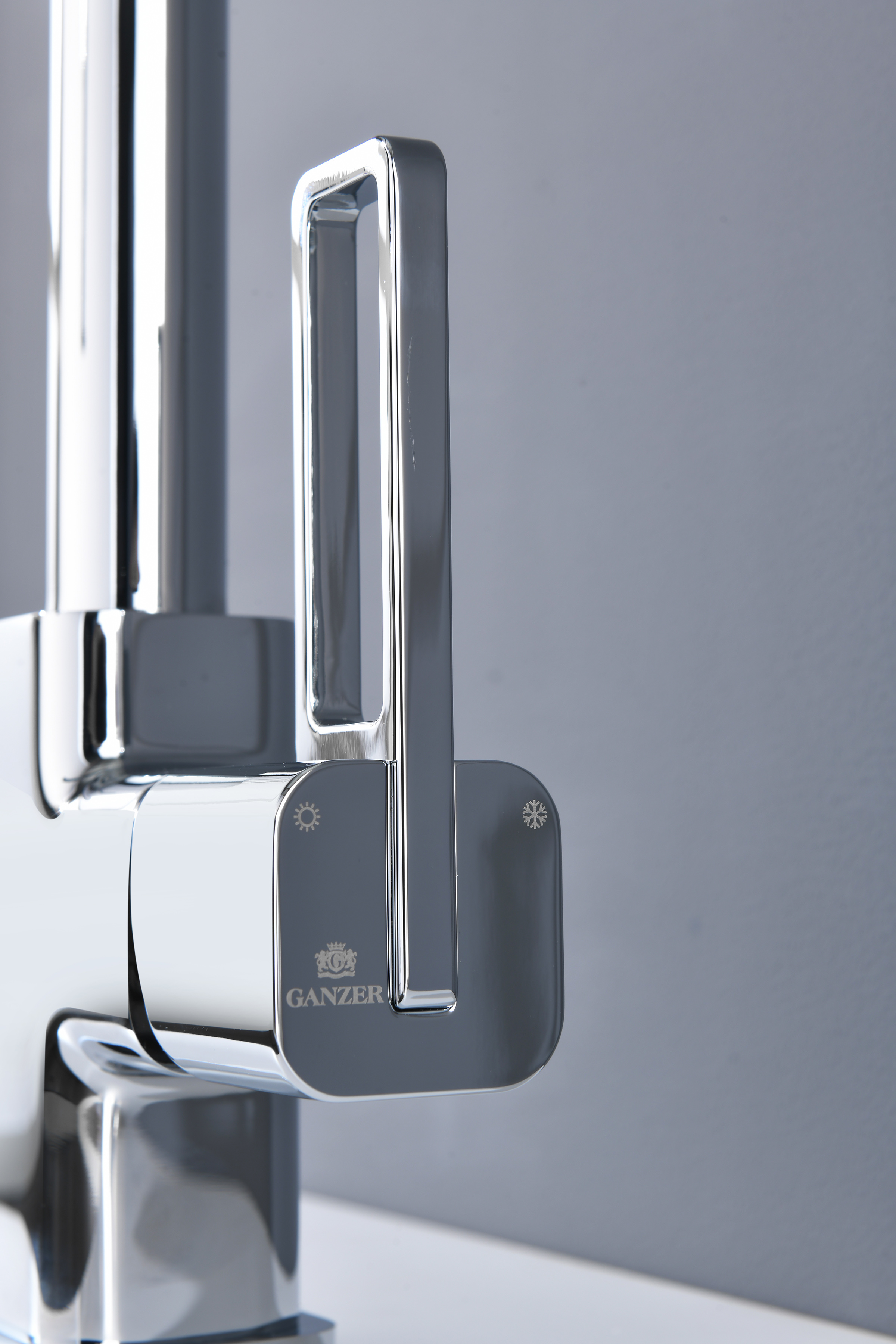 12127 Смеситель для кухни с гиб. МАГНИТ. изливом (ХРОМ+ЧЕР.) GANZER (10/1шт)