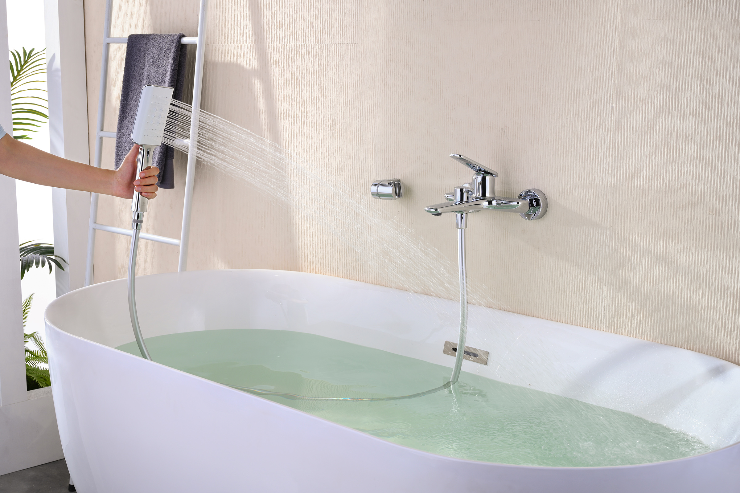 02131 Смеситель од. для ванны кор. (ХРОМ)  GANZER  (8/1шт)