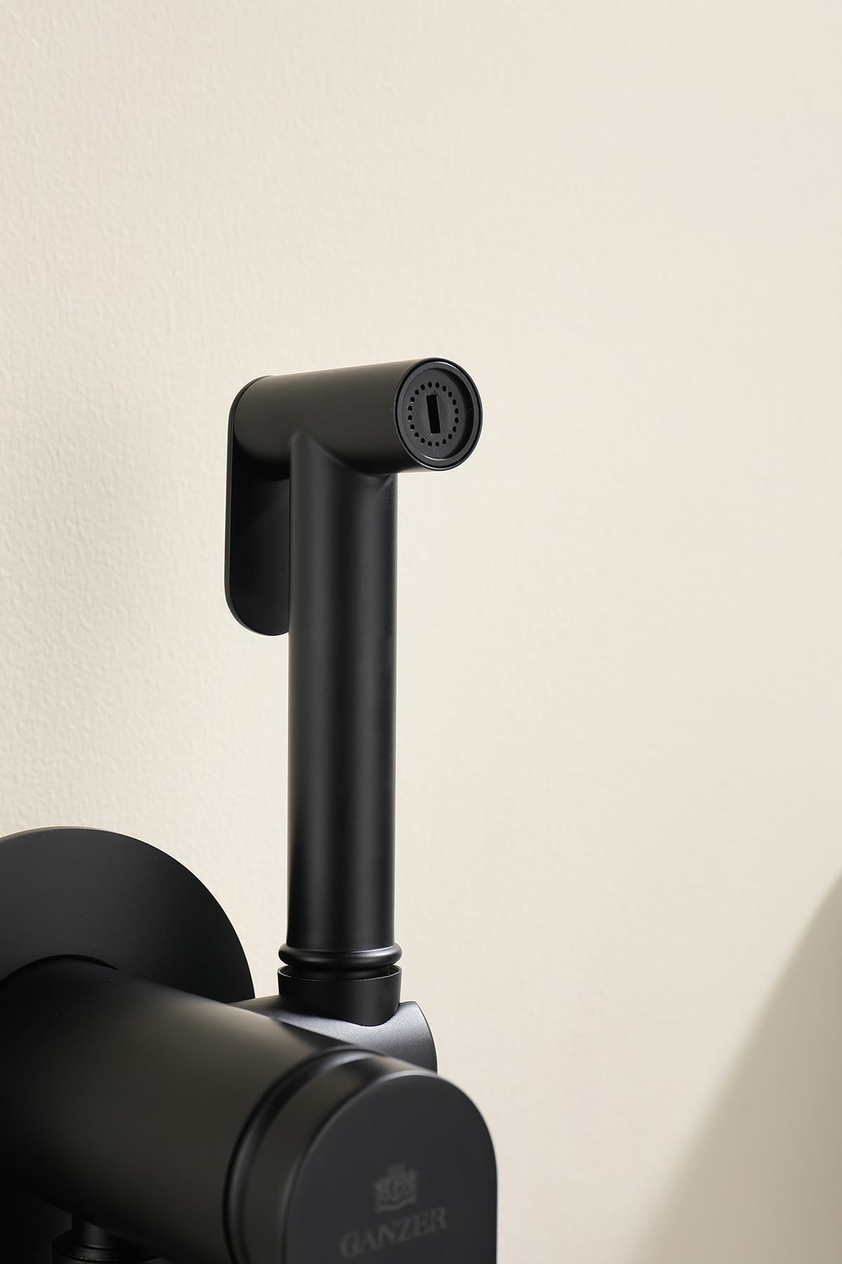 07157-C Смеситель встраиваемый с ГИГ. душом (ЧЕРНЫЙ) GANZER (10/1шт)