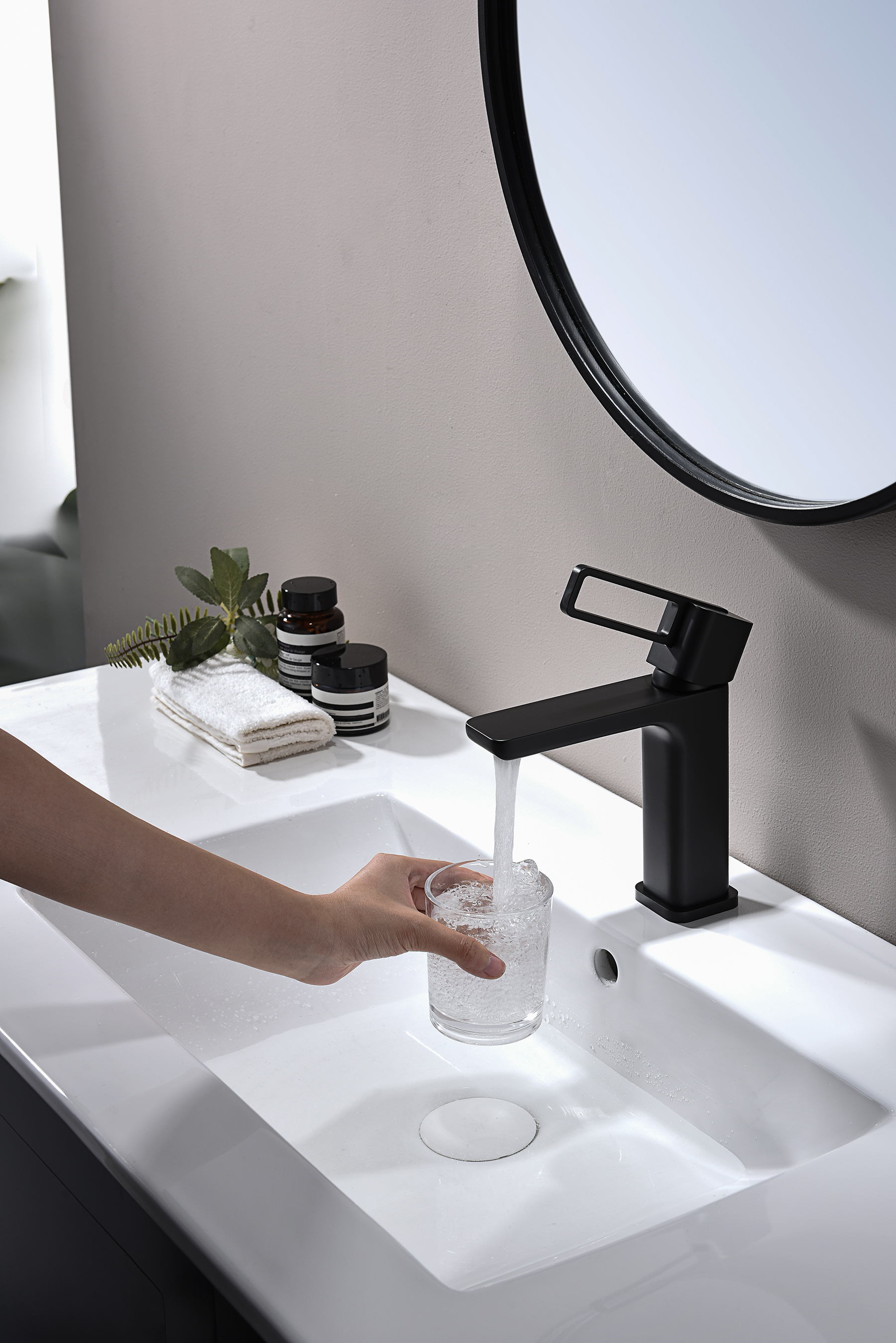 12111-C Смеситель од. для раковины (ЧЕРНЫЙ) GANZER (10/1шт)