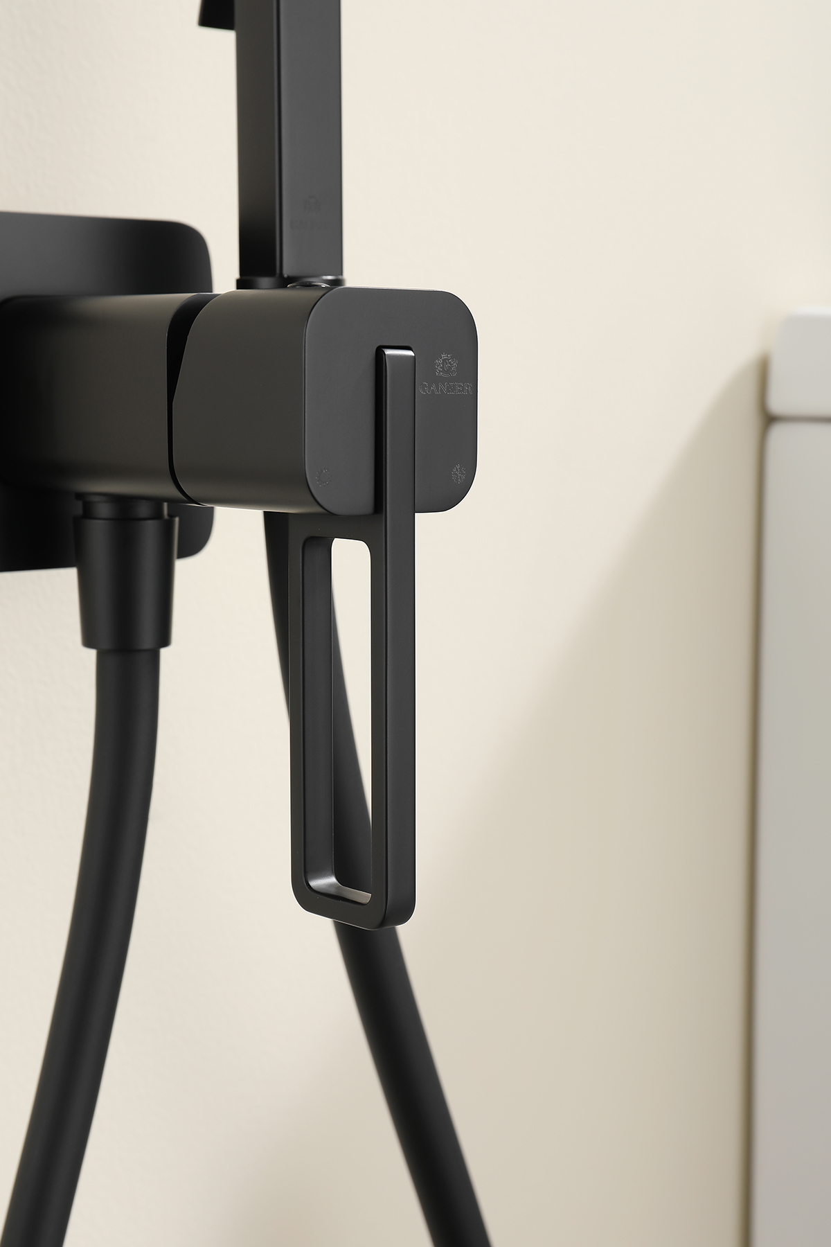 12157-C Смеситель встраиваемый с ГИГ. душем (ЧЕРНЫЙ) GANZER (10/1шт)