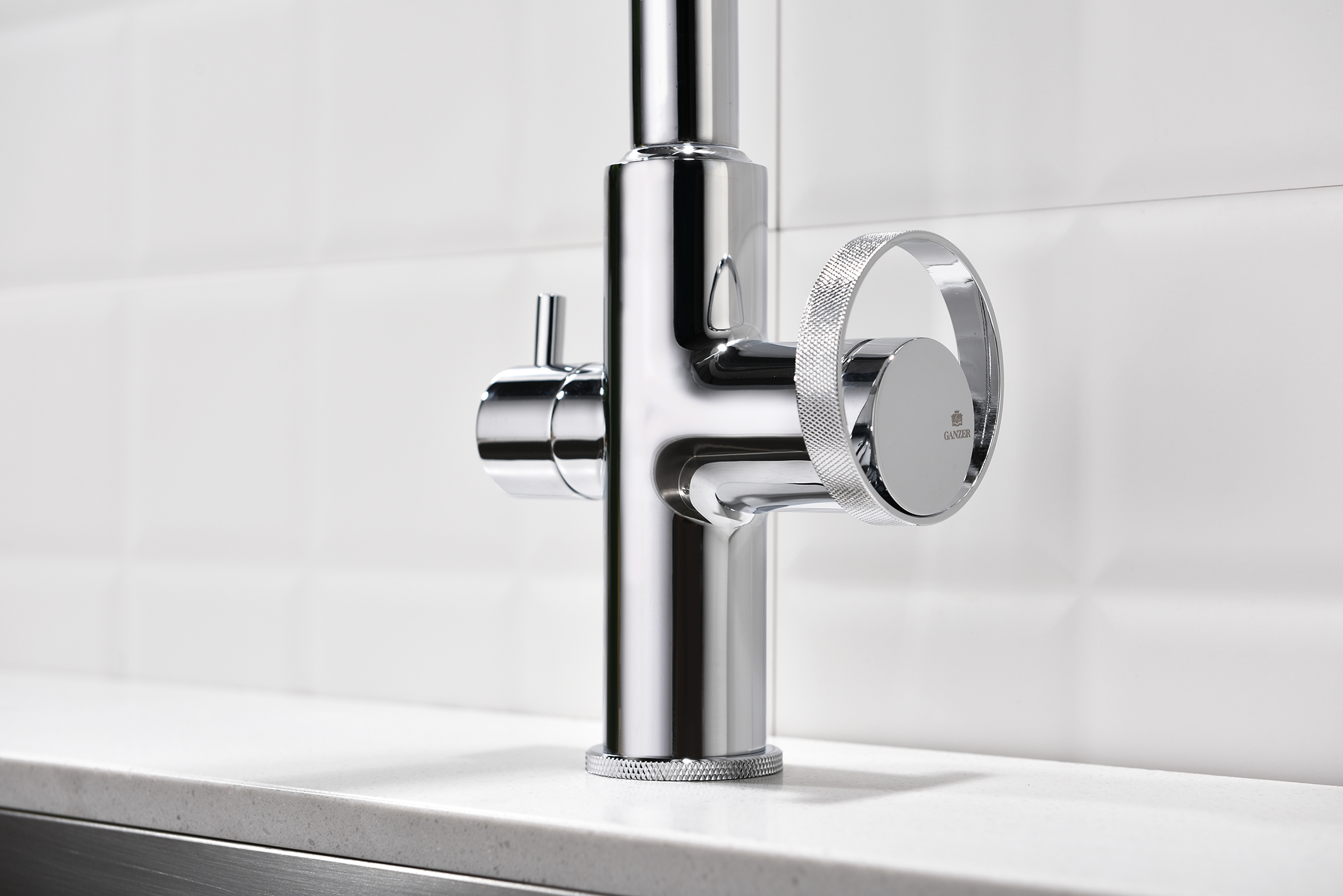 19127 Смес. для кухни с гиб МАГ. изл. и под. фильт. (ХРОМ+ЧЕР.) GANZER (10/1шт)