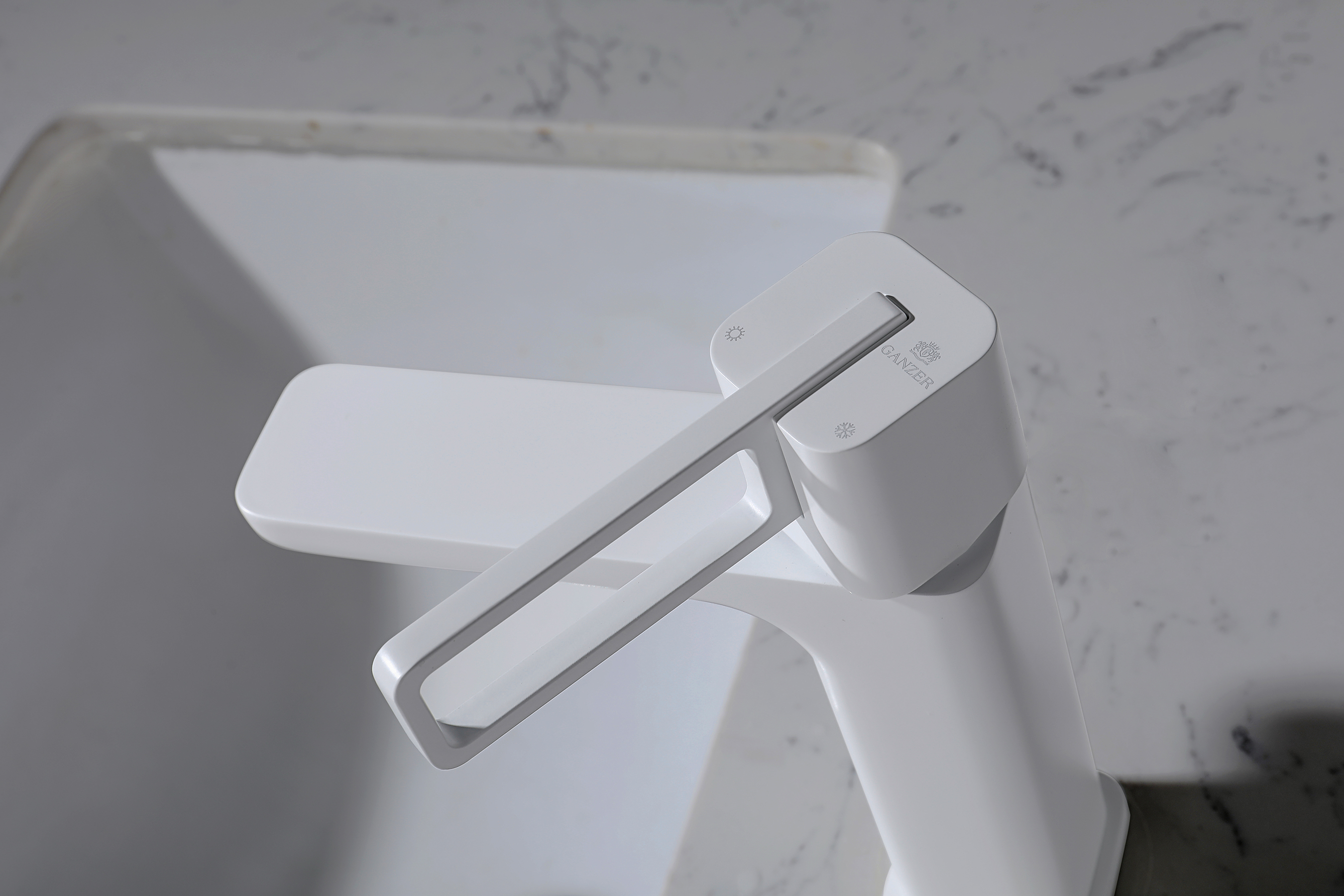 12111-F Смеситель од. для раковины (БЕЛЫЙ) GANZER (10/1шт)