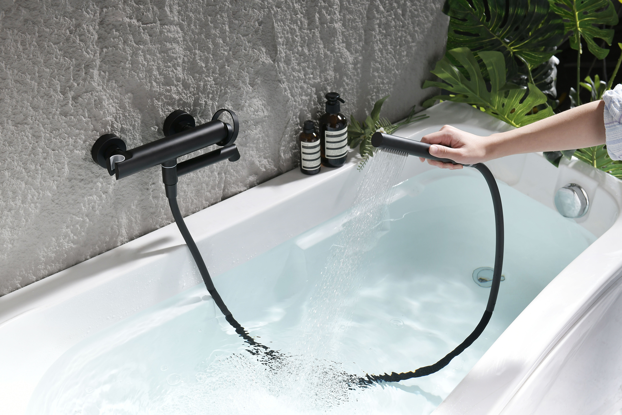 19132-C Смеситель од. для ванны кор. (ЧЕРНЫЙ)  GANZER  (8/1шт)