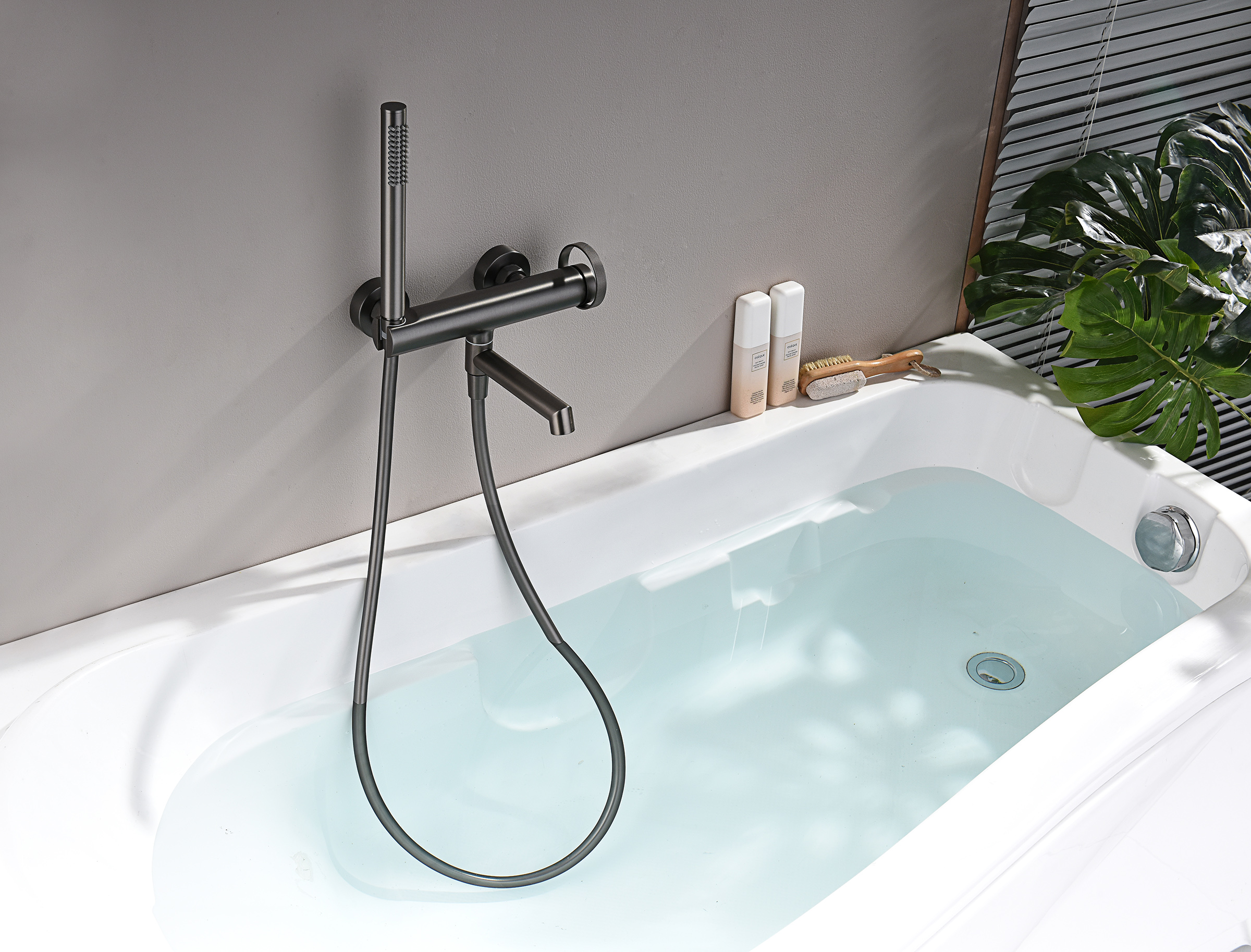 19132-Q Смеситель од. для ванны кор. (ГРАФИТ)  GANZER  (8/1шт)