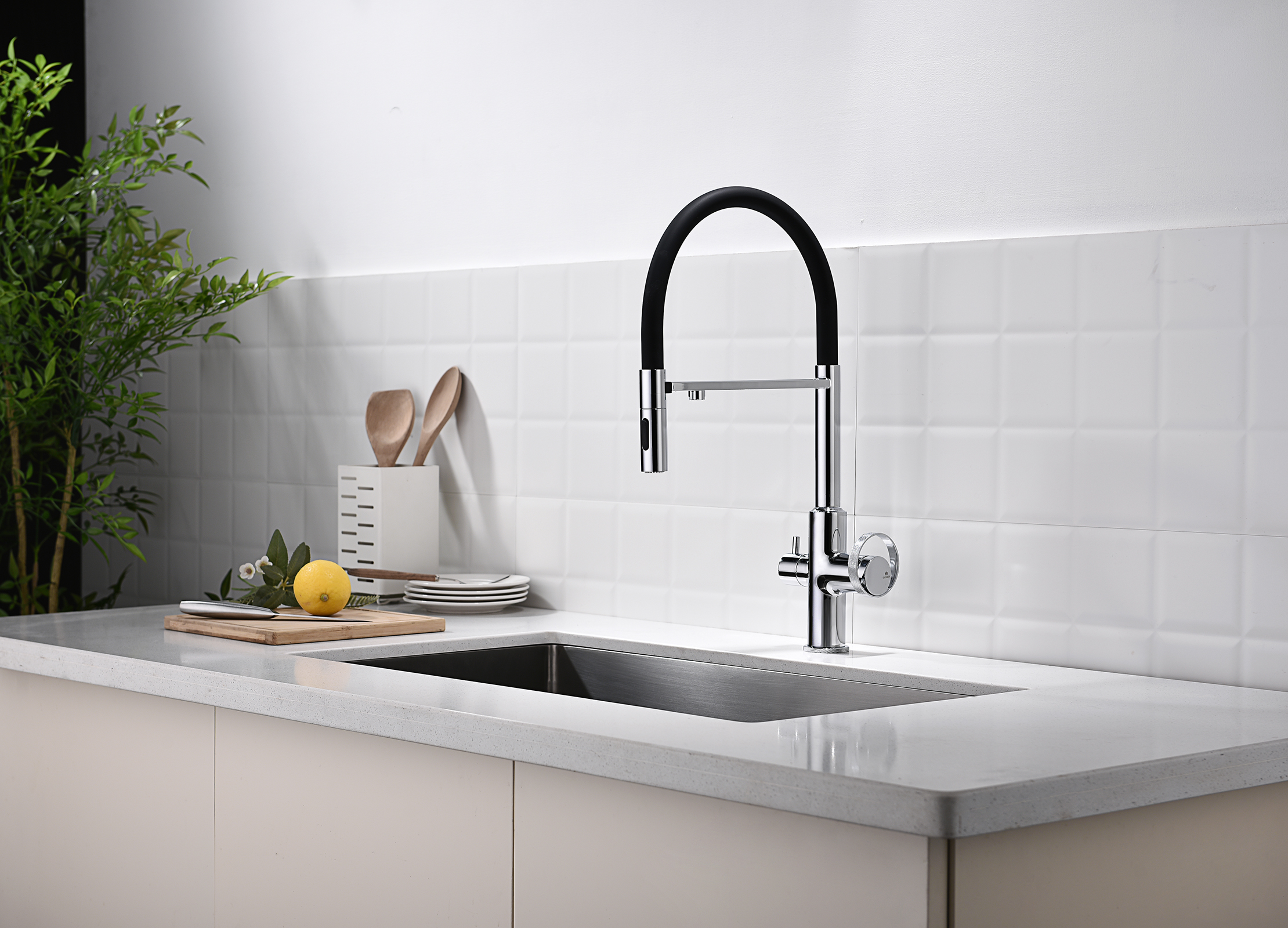 19127 Смес. для кухни с гиб МАГ. изл. и под. фильт. (ХРОМ+ЧЕР.) GANZER (10/1шт)