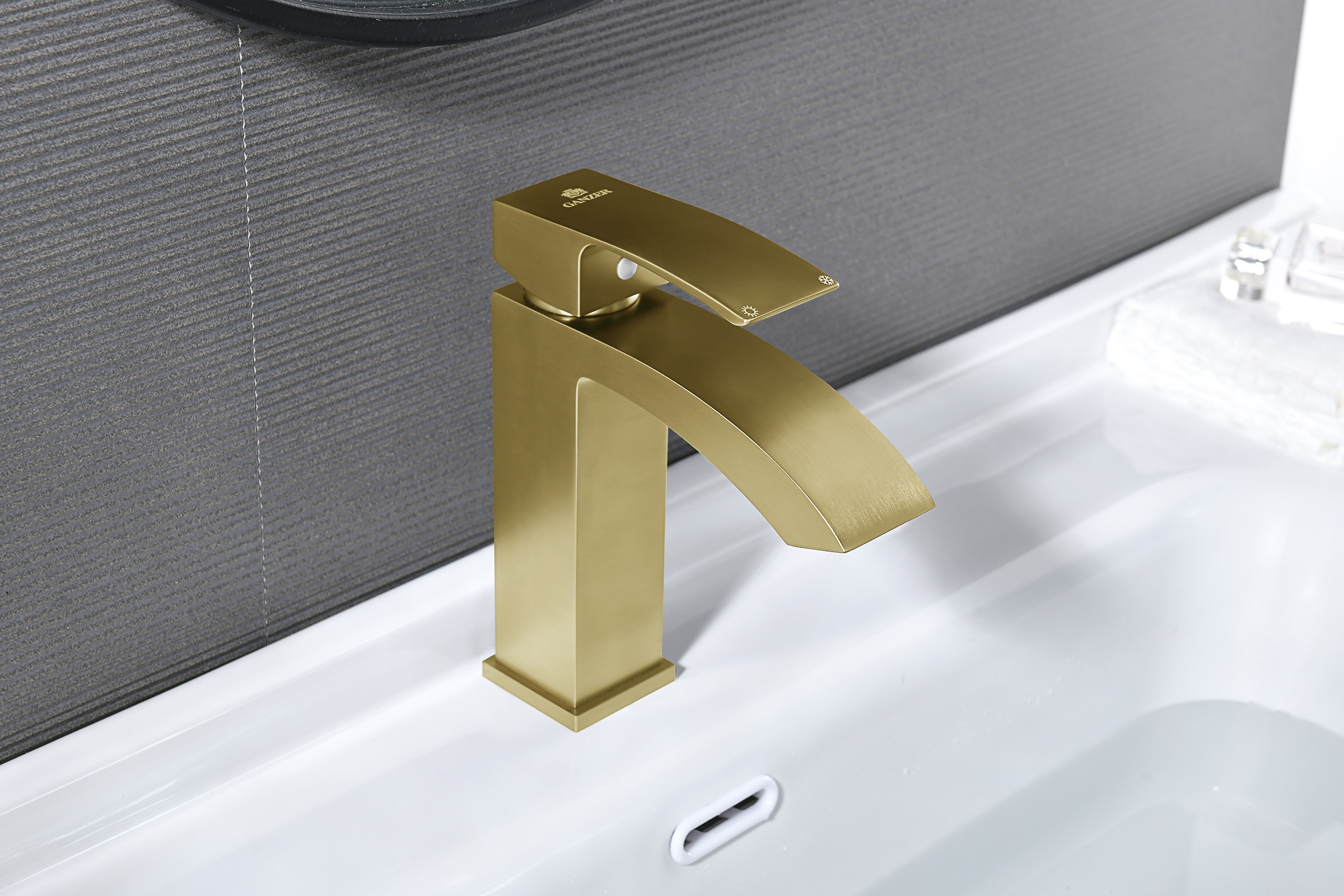 44111-S Смеситель од. для раковины (Мат. Золото) GANZER (10/1шт)