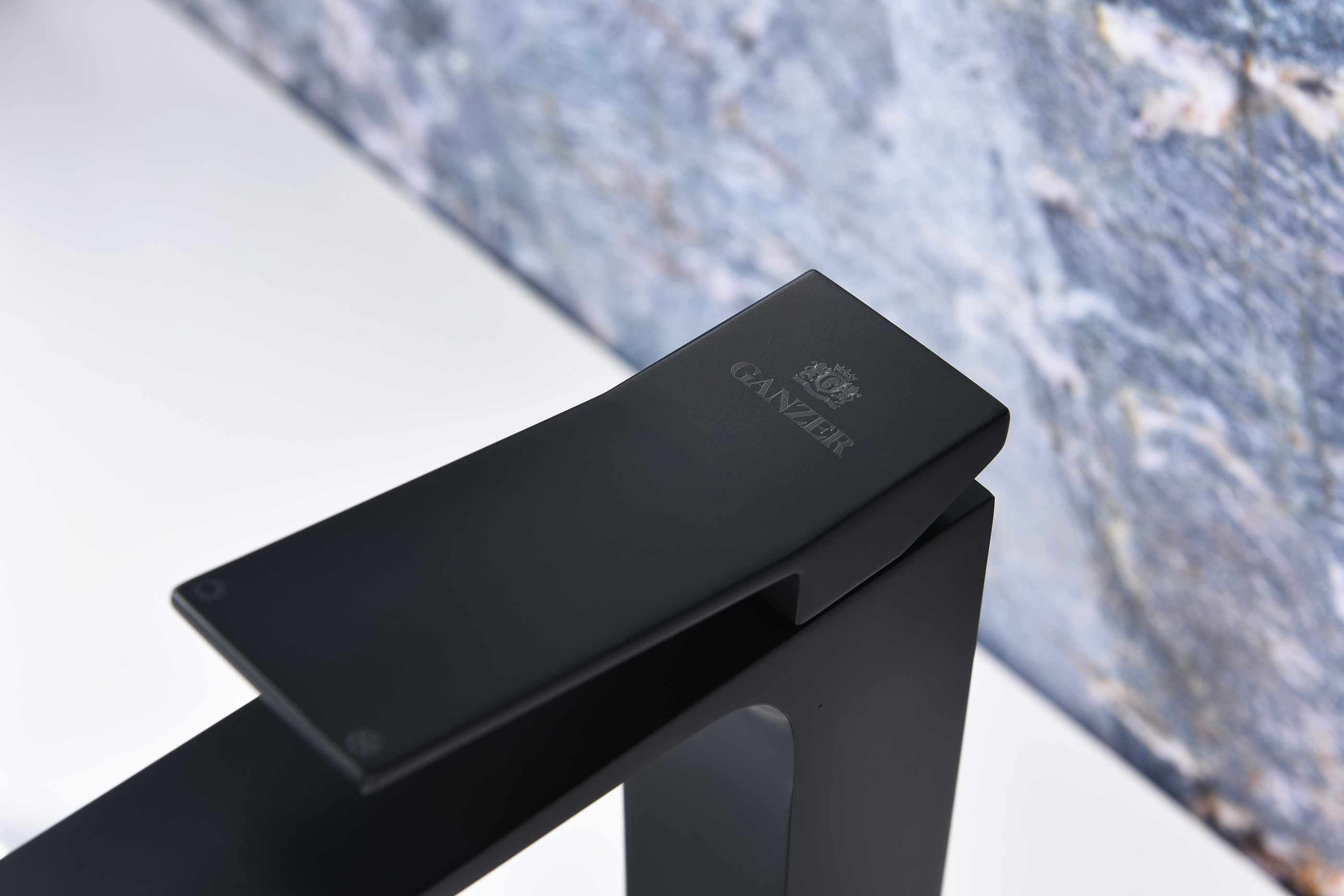 05112-C Смеситель од. для раковины-чаши (ЧЕРНЫЙ) GANZER (10/1шт)