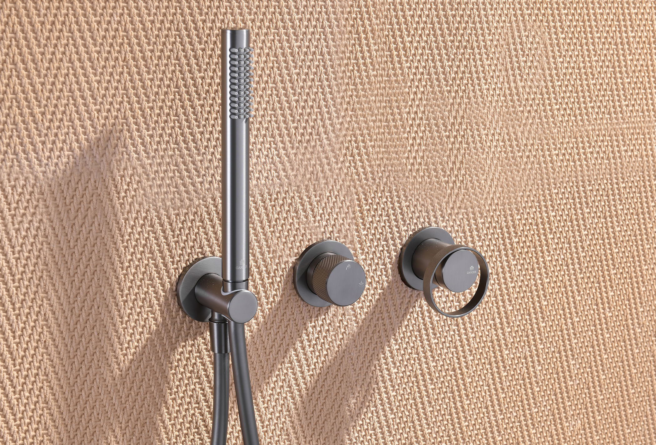 19164-Q Встроенный смес для душа с 2-функ. (ГРАФИТ) GANZER  (6/1шт)