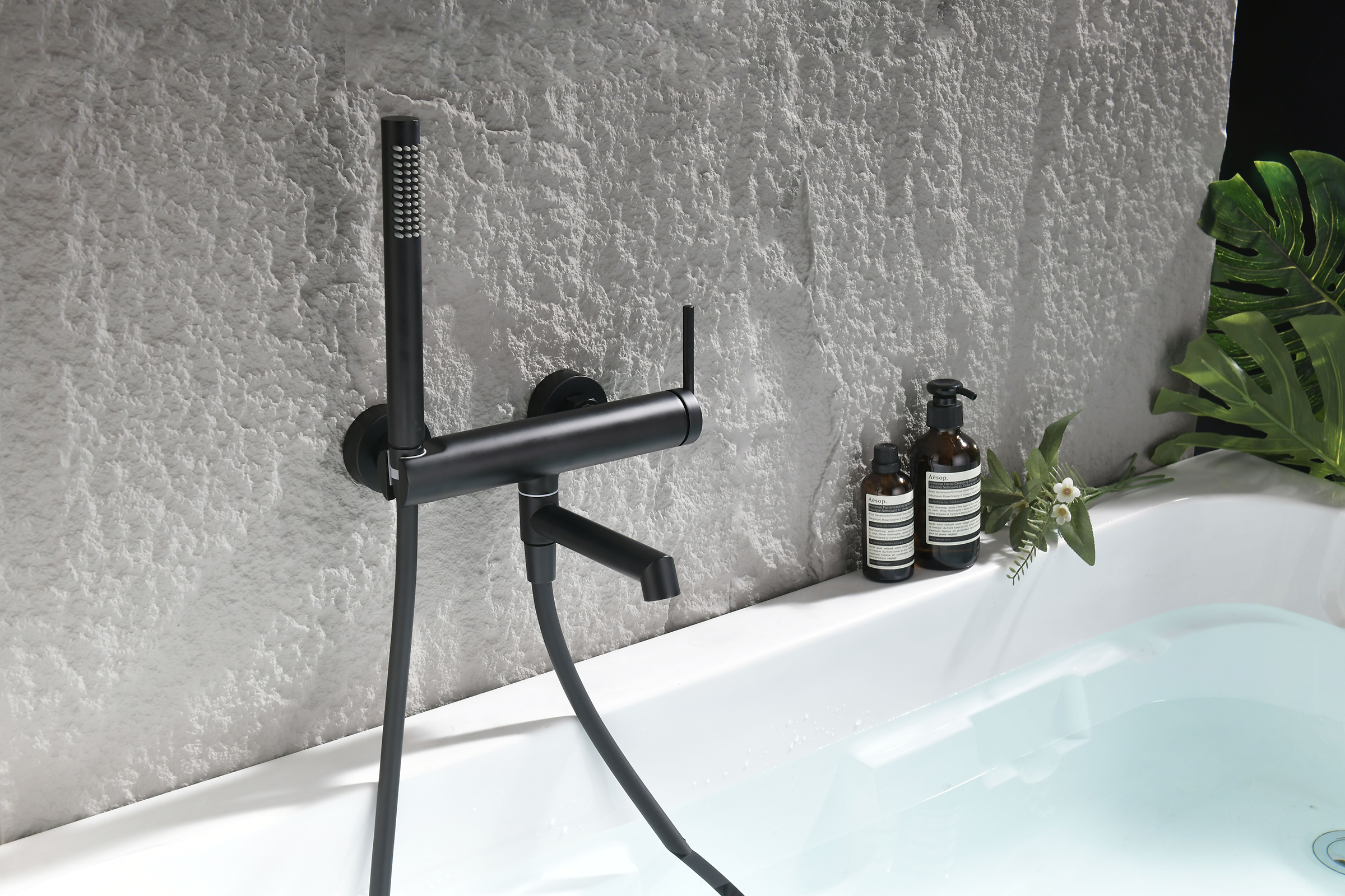 19132-C Смеситель од. для ванны кор. (ЧЕРНЫЙ)  GANZER  (8/1шт)