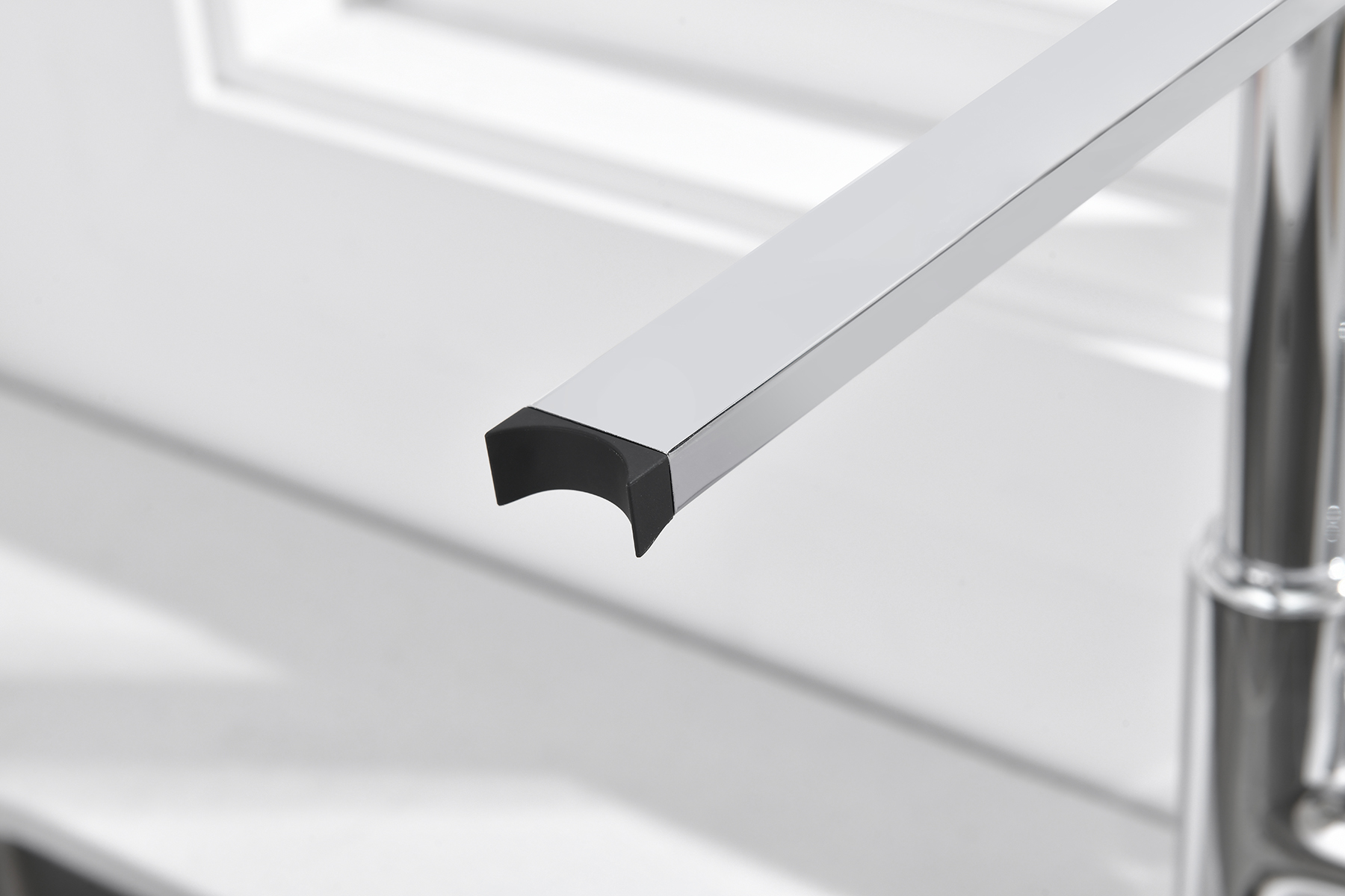 07126 Смеситель для кухни с гиб. МАГНИТ. изливом (ХРОМ+ЧЕР.) GANZER (10/1шт)