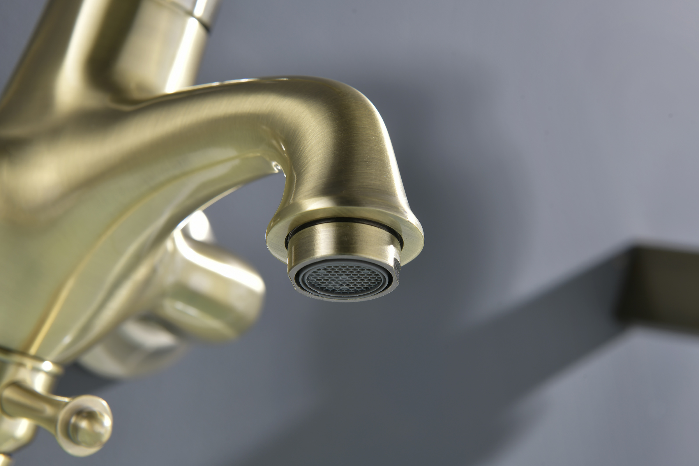 77131-D Смеситель од. для ванны кор. (БРОНЗА)  GANZER  (8/1шт)