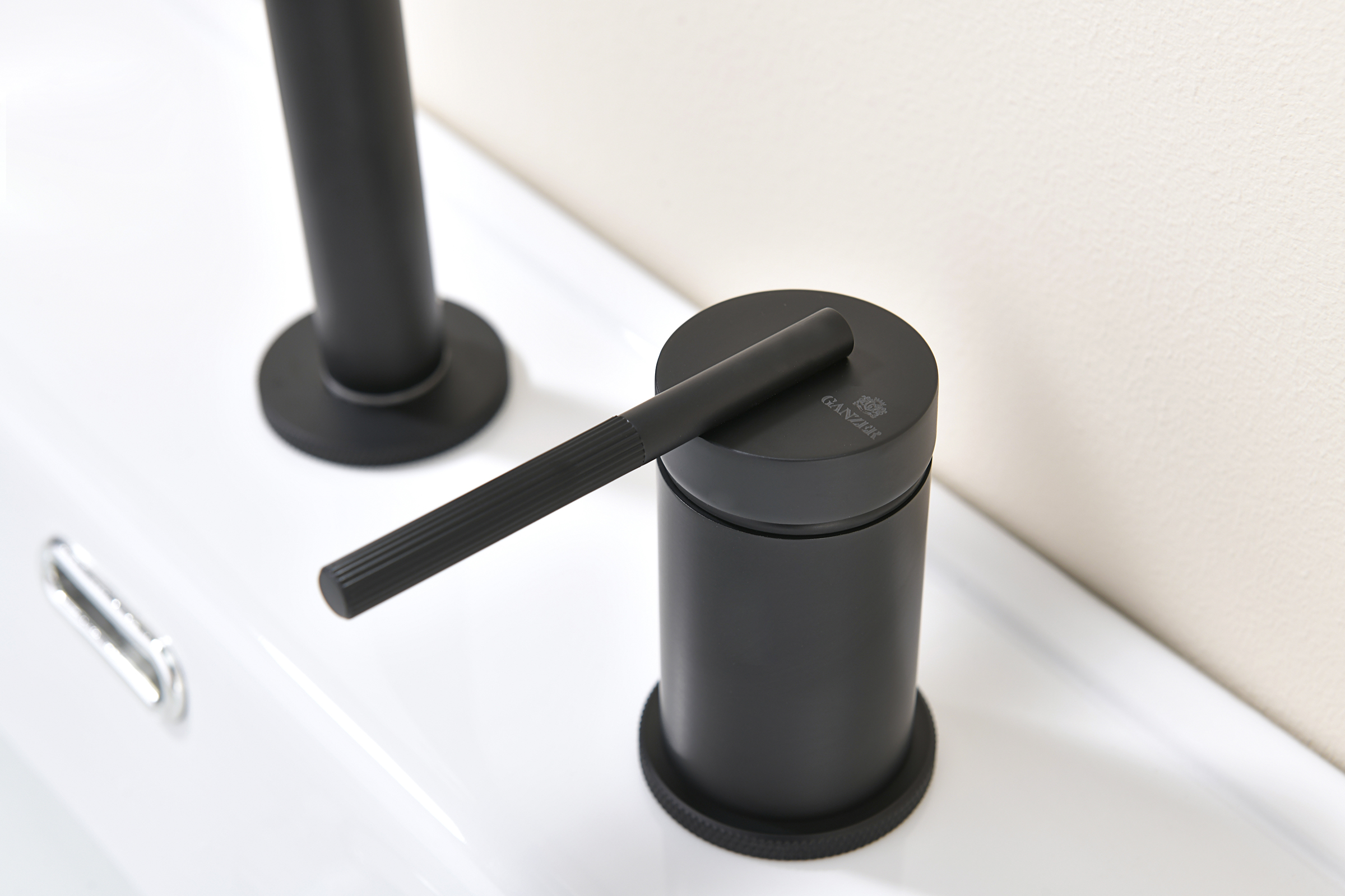 19114-C Смеситель на борт раковины (2-отв,ЧЕРНЫЙ)  GANZER (10/1шт)