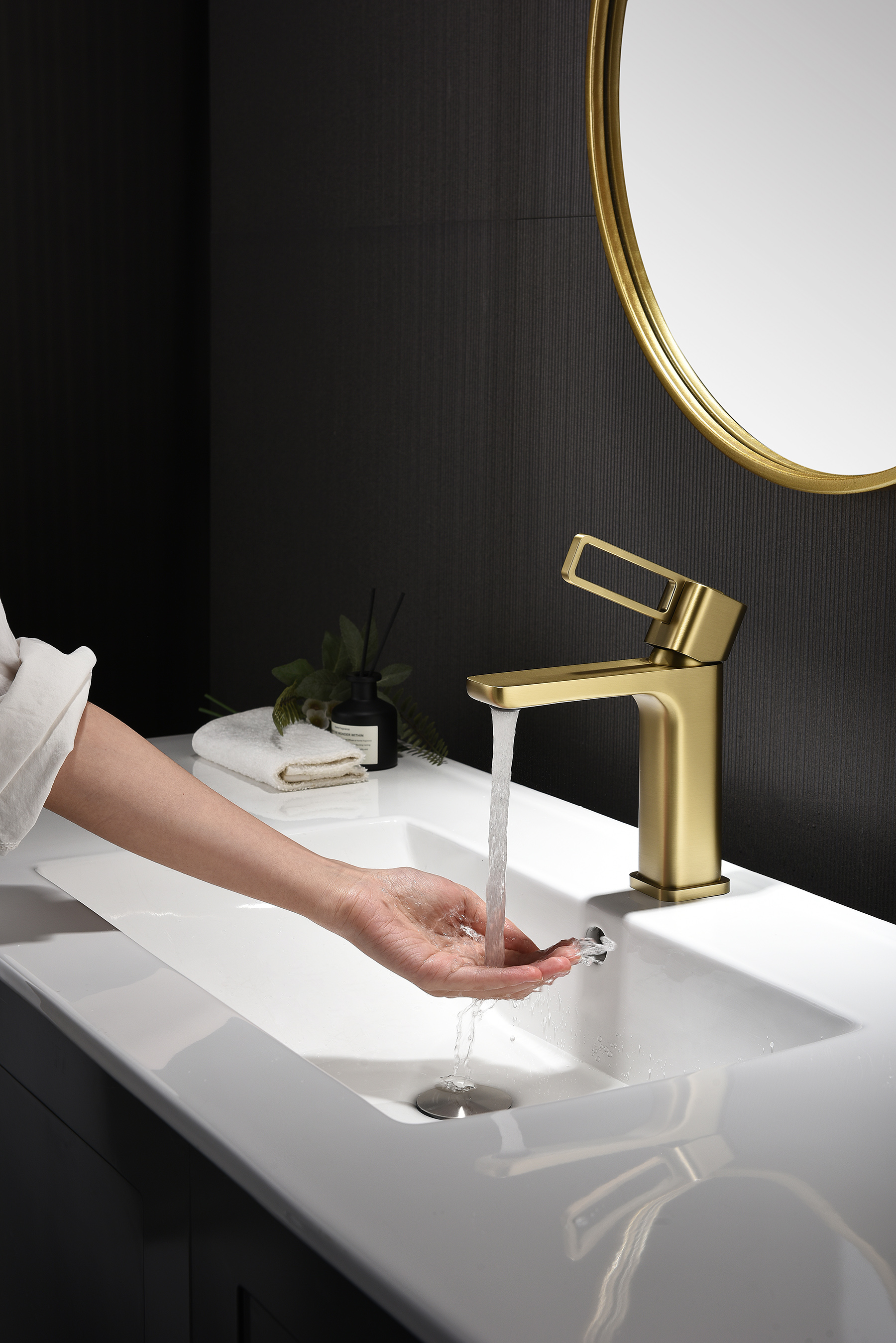 12111-S Смеситель од. для раковины (Мат. Золото) GANZER (10/1шт)