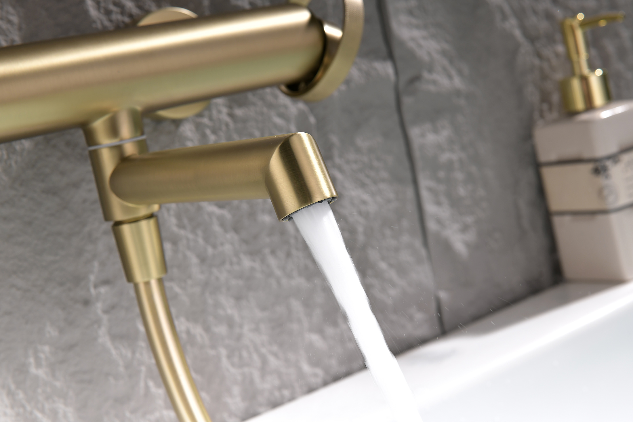 19132-S Смеситель од. для ванны кор. (Мат. Золото)  GANZER  (8/1шт)