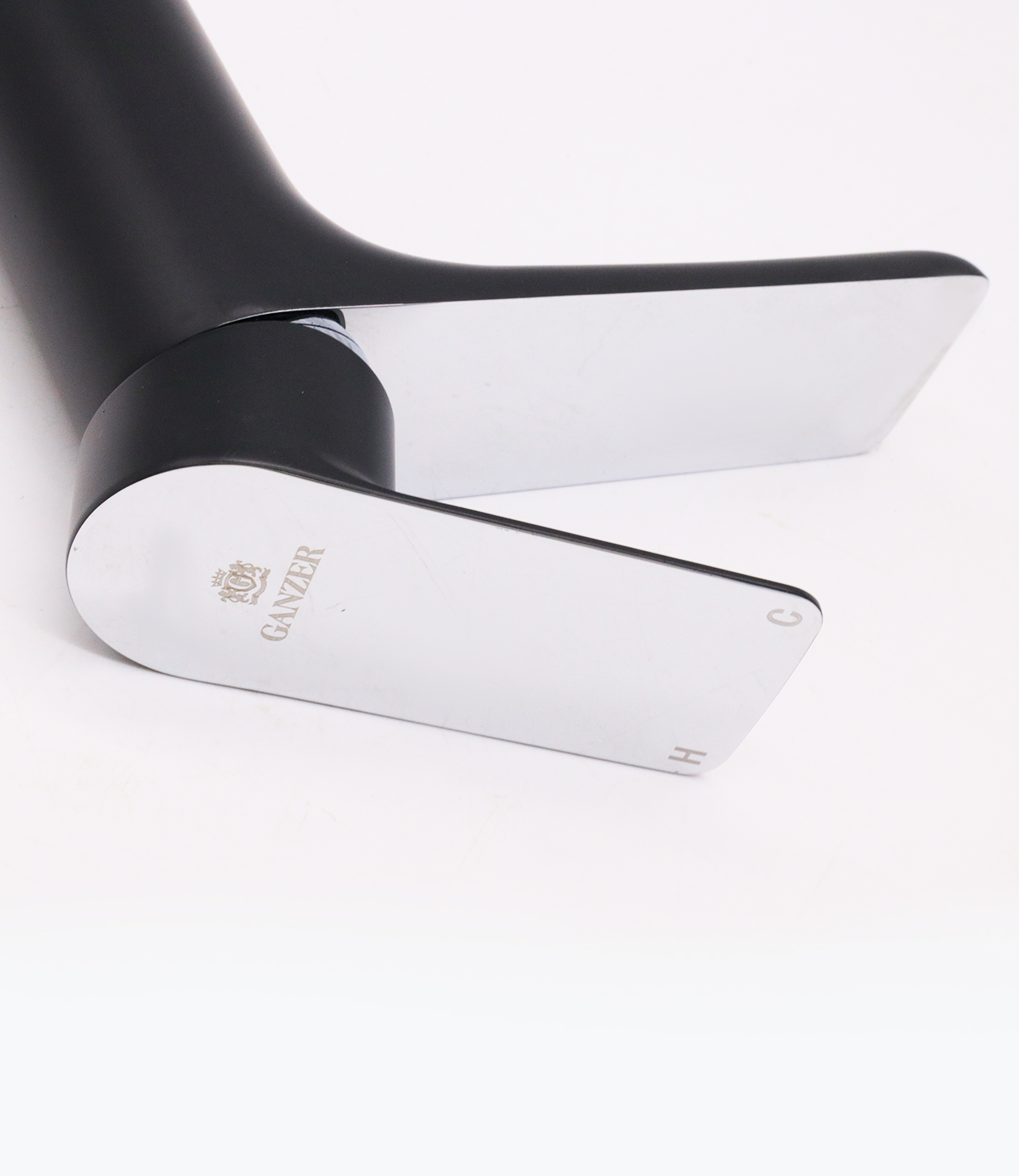 21011-С Смеситель для умыв. (ЧЕНЫЙ) "GANZER" Л/К