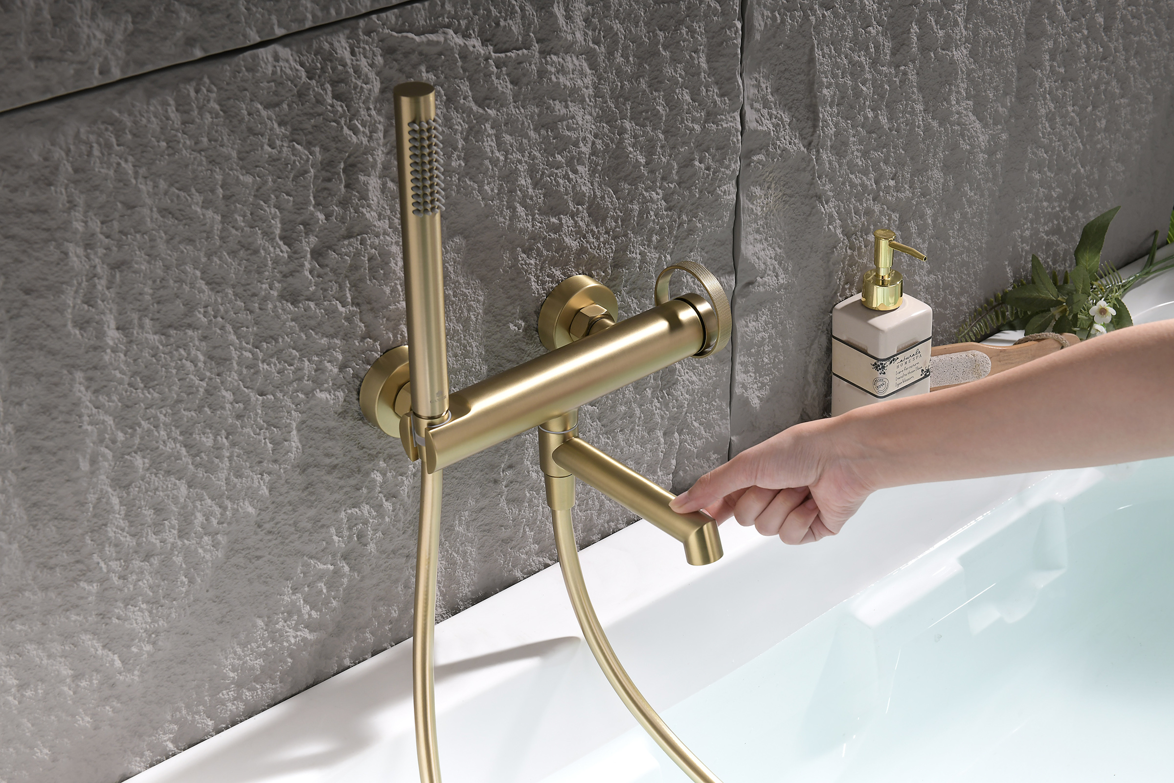 19132-S Смеситель од. для ванны кор. (Мат. Золото)  GANZER  (8/1шт)