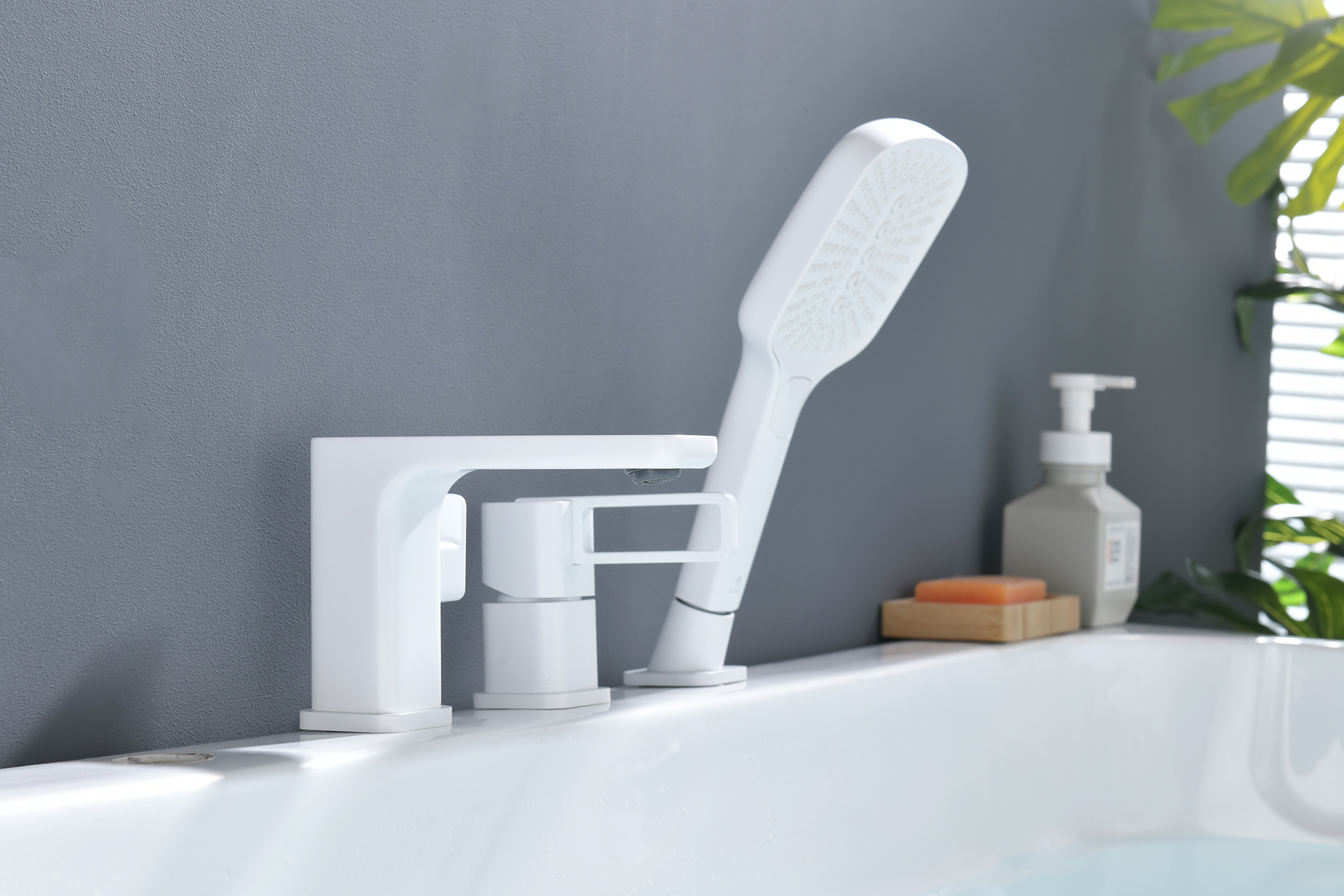 12133-F Смеситель на борт ванны (3-отв,БЕЛЫЙ)  GANZER (10/1шт)