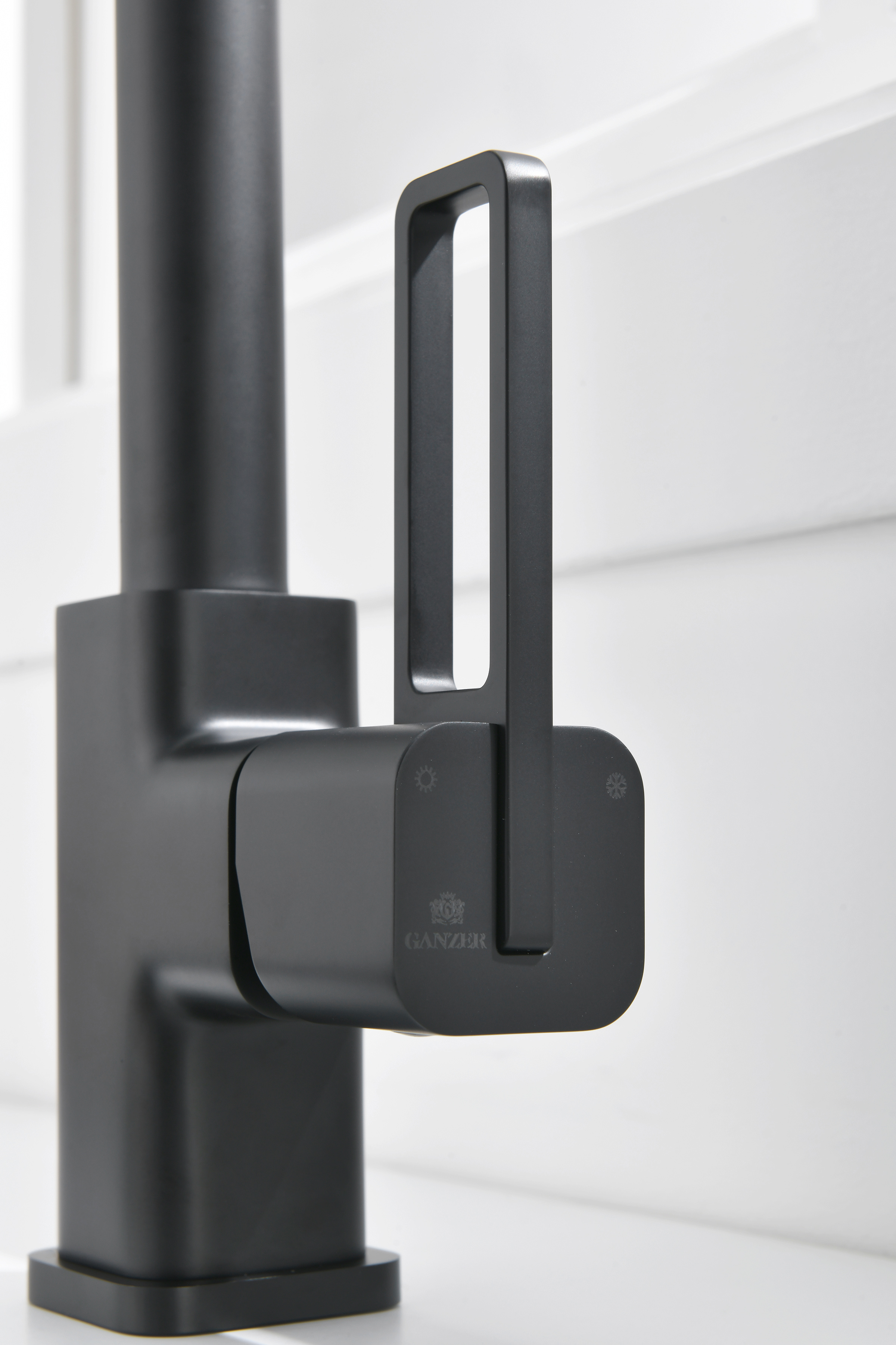 12127-C Смеситель для кухни с гиб. МАГНИТ. изливом (ЧЕР.+ЧЕР.) GANZER (10/1шт)