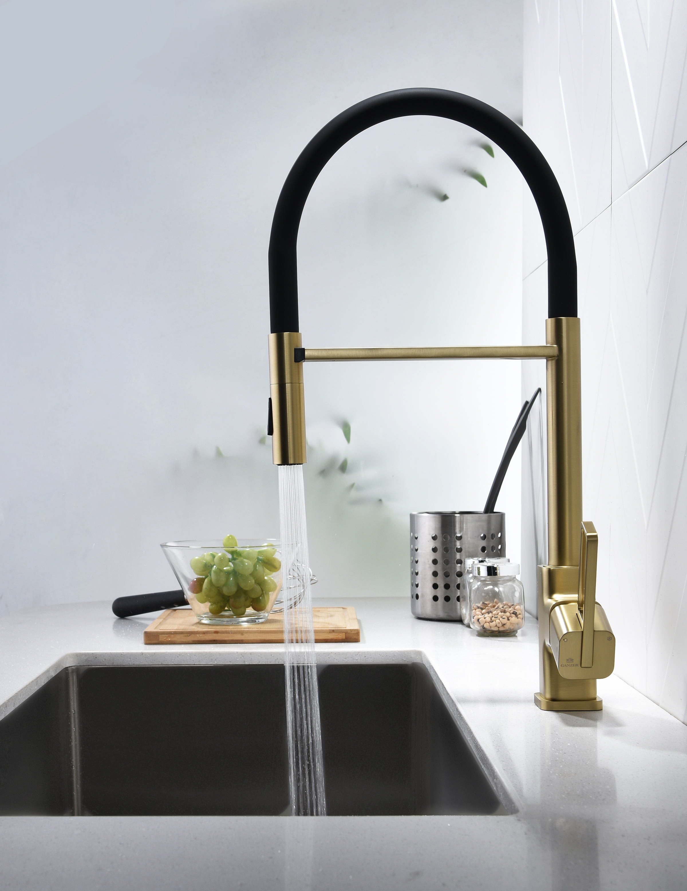 12127-SC Смеситель для кухни с гиб. МАГНИТ. изливом (Мат. Золото+ЧЕР.) GANZER (10/1шт)