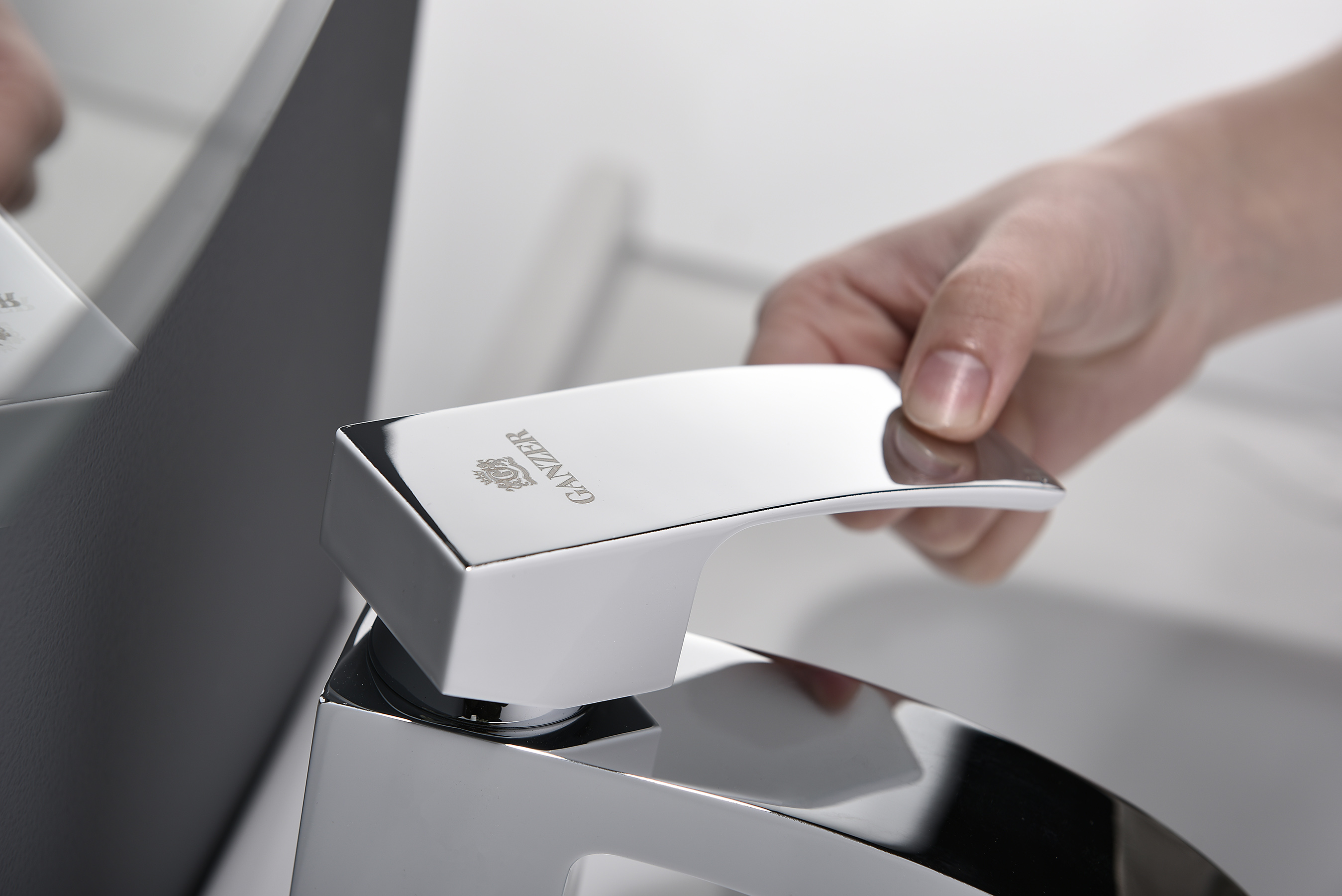 44111-F Смеситель од. для раковины (БЕЛЫЙ) GANZER (10/1шт)