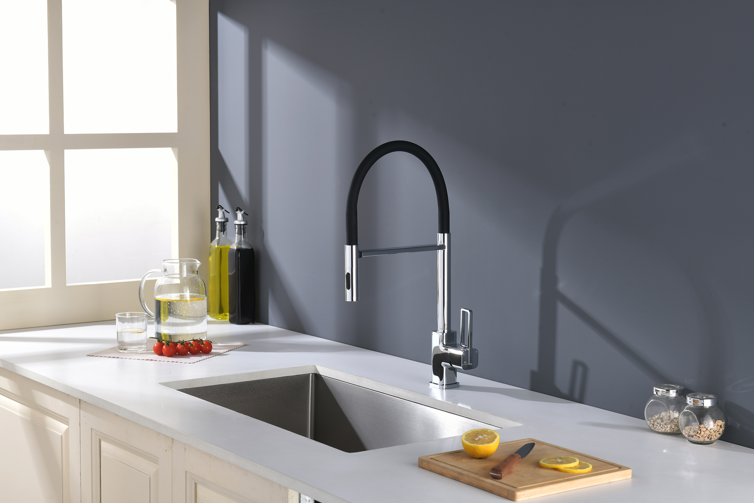 12127 Смеситель для кухни с гиб. МАГНИТ. изливом (ХРОМ+ЧЕР.) GANZER (10/1шт)