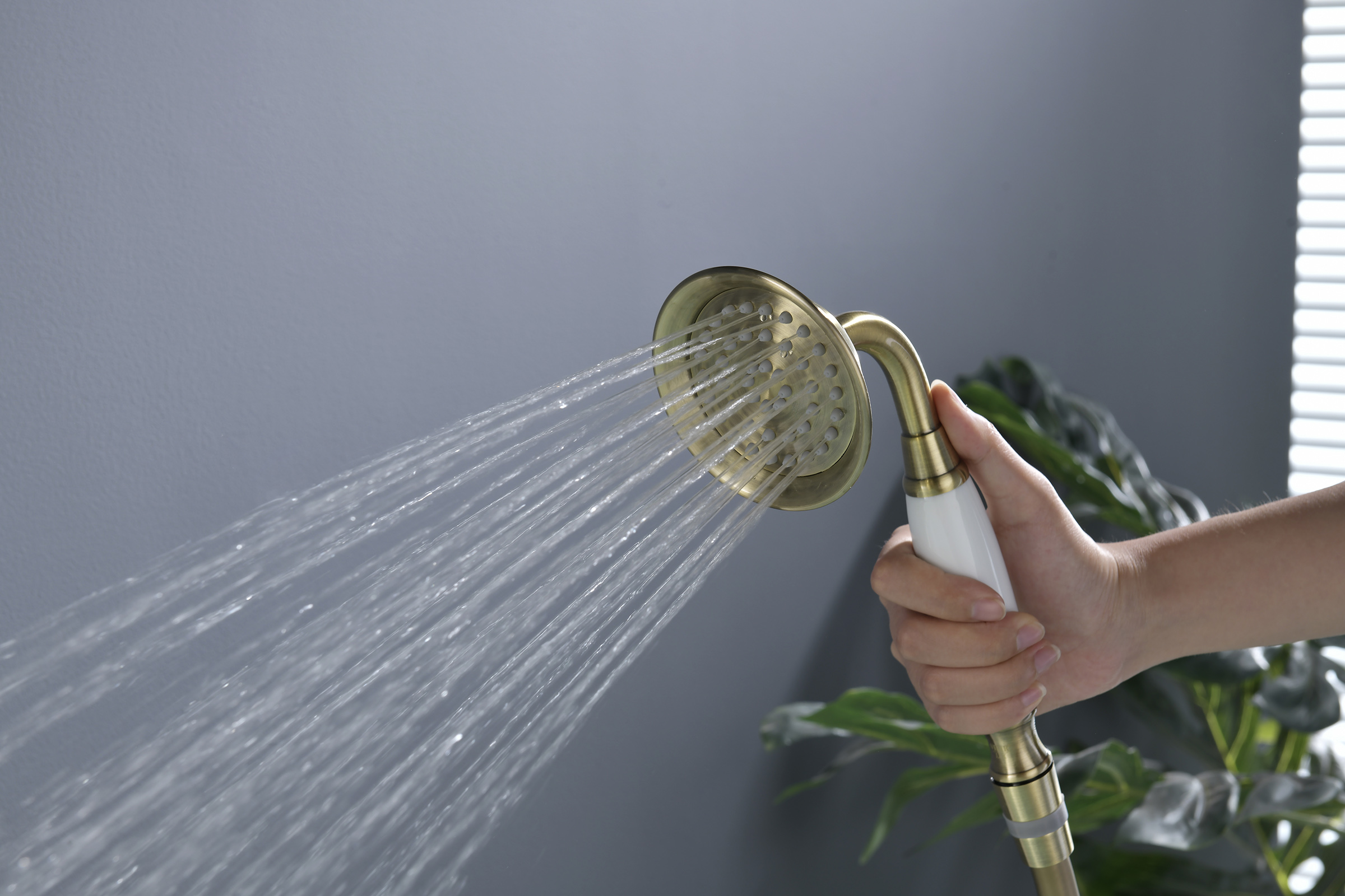 77131-D Смеситель од. для ванны кор. (БРОНЗА)  GANZER  (8/1шт)