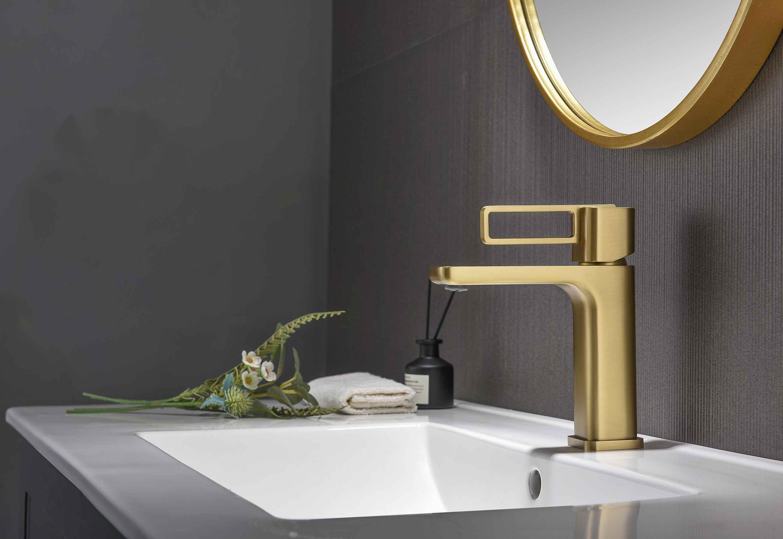 12111-S Смеситель од. для раковины (Мат. Золото) GANZER (10/1шт)