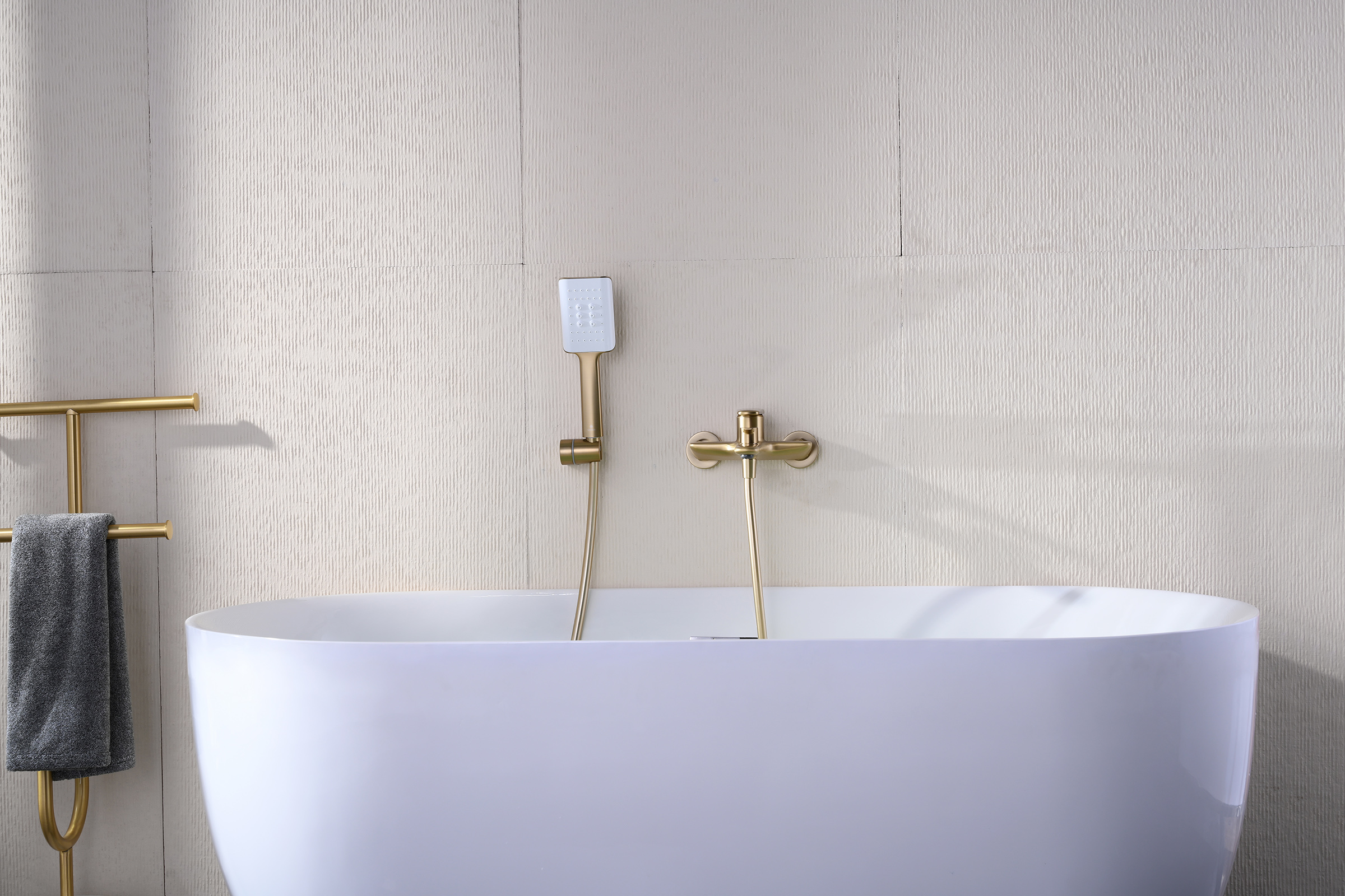 02131-S Смеситель од. для ванны кор. (Мат. Золото)  GANZER  (8/1шт)