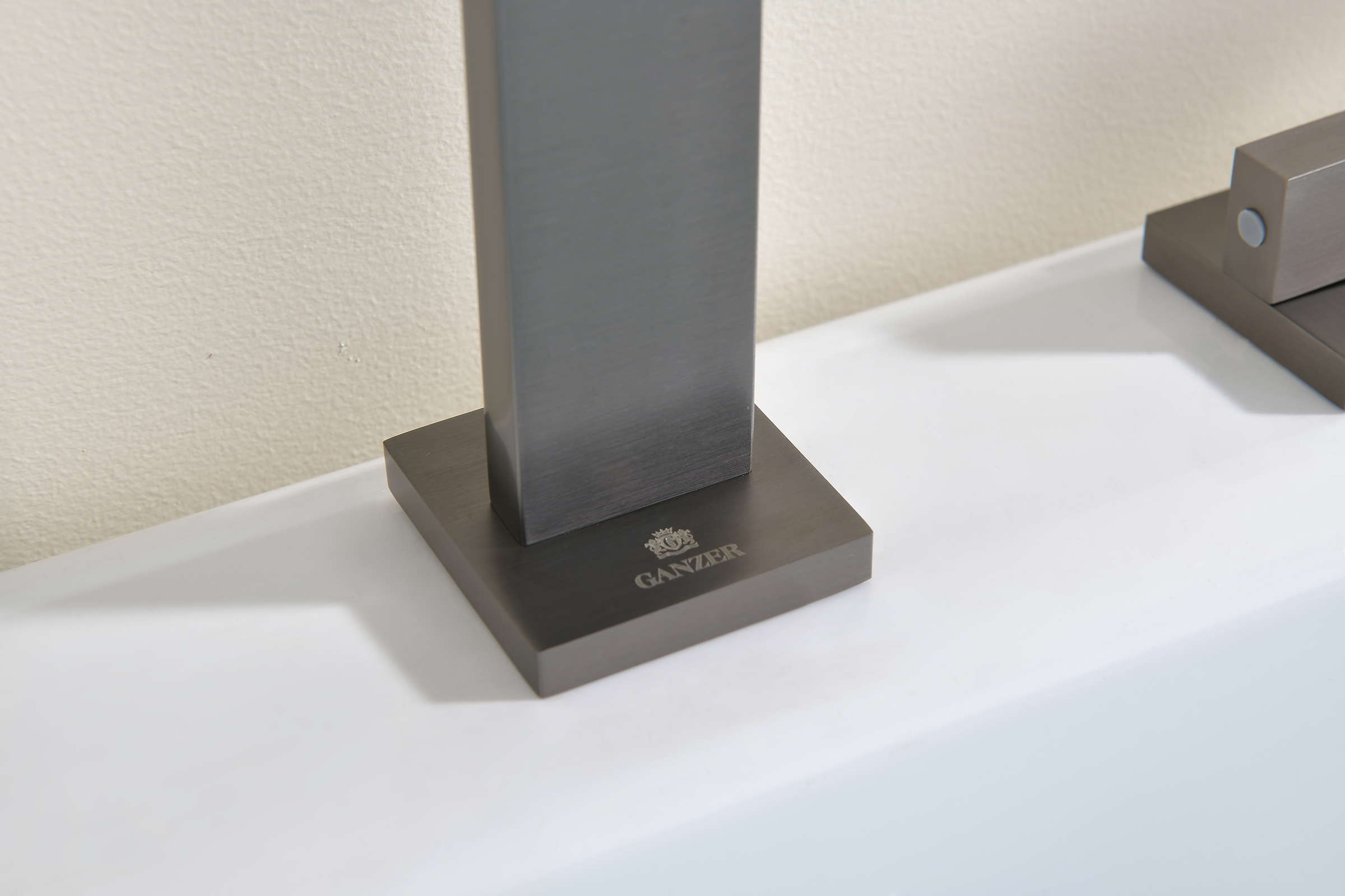 01133-Q Смеситель на борт ванны (5-отв,ГРАФИТ)  GANZER (10/1шт)