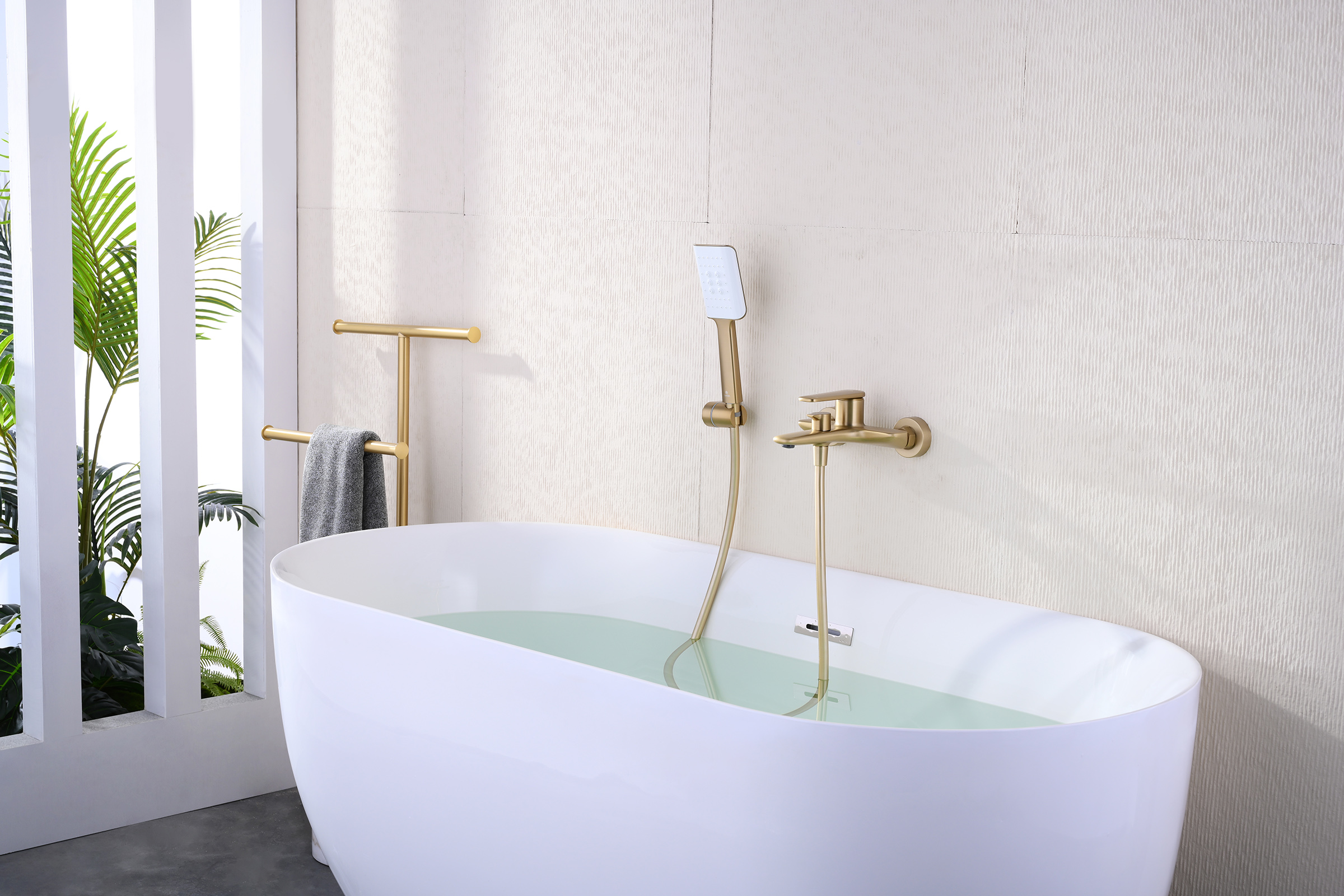 02131-S Смеситель од. для ванны кор. (Мат. Золото)  GANZER  (8/1шт)