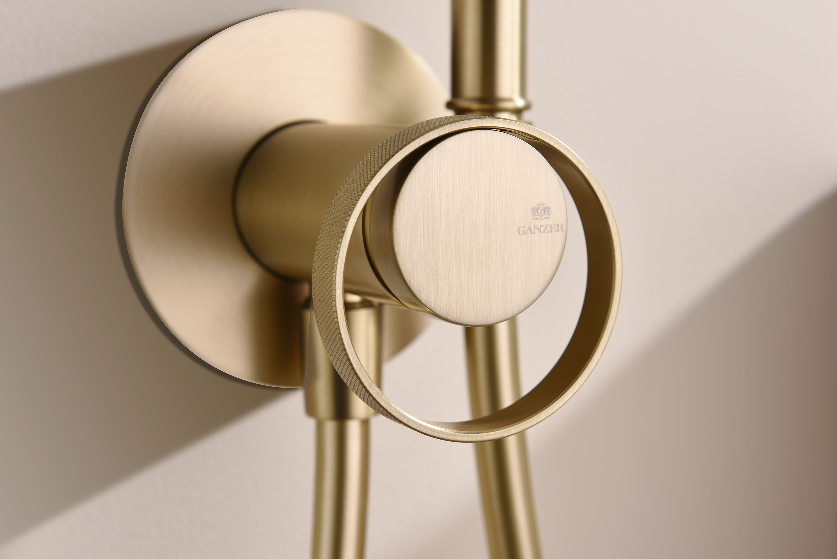 19157-S Смеситель встраиваемый с ГИГ. душем (Мат. Золото) GANZER (10/1шт)