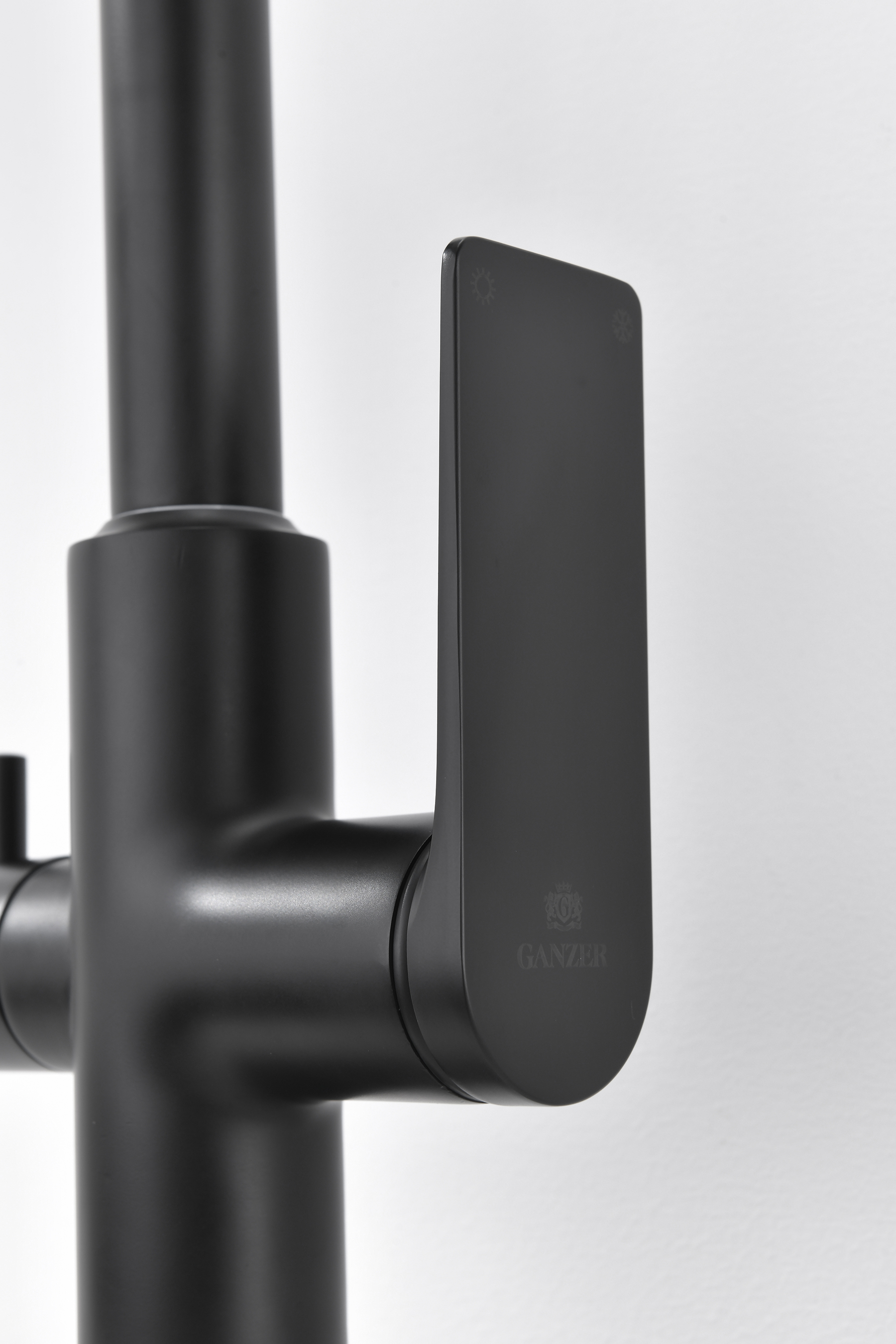 07127-C Смес. для кухни с гиб МАГ. изл. и под. фильт. (ЧЕР.+ЧЕР.) GANZER (10/1шт)